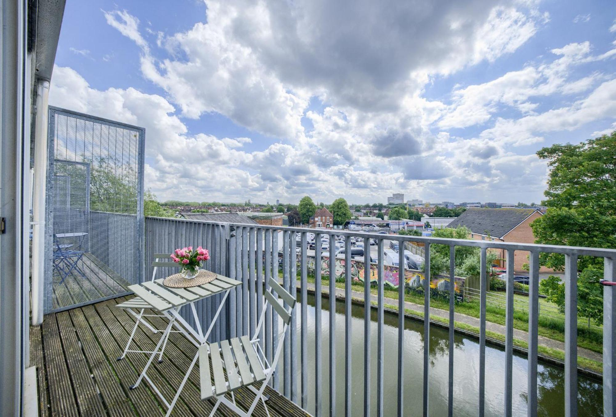 Coventry Large 4-Bed Townhouse By Empower Homes Extérieur photo