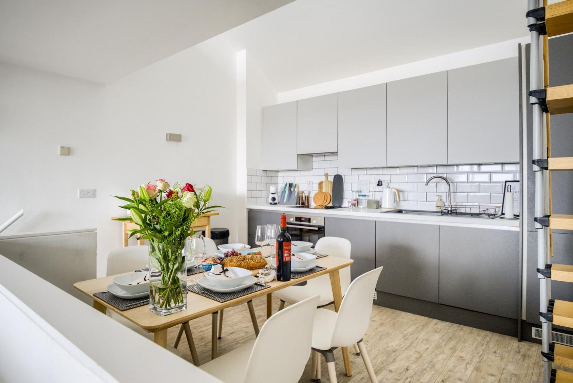 Coventry Large 4-Bed Townhouse By Empower Homes Extérieur photo